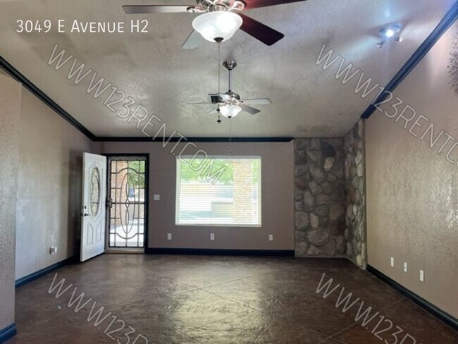 Foto del edificio - 3049 E Ave H10