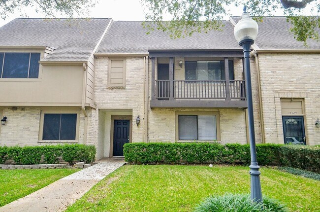 Foto del edificio - 15337 Falmouth Ave