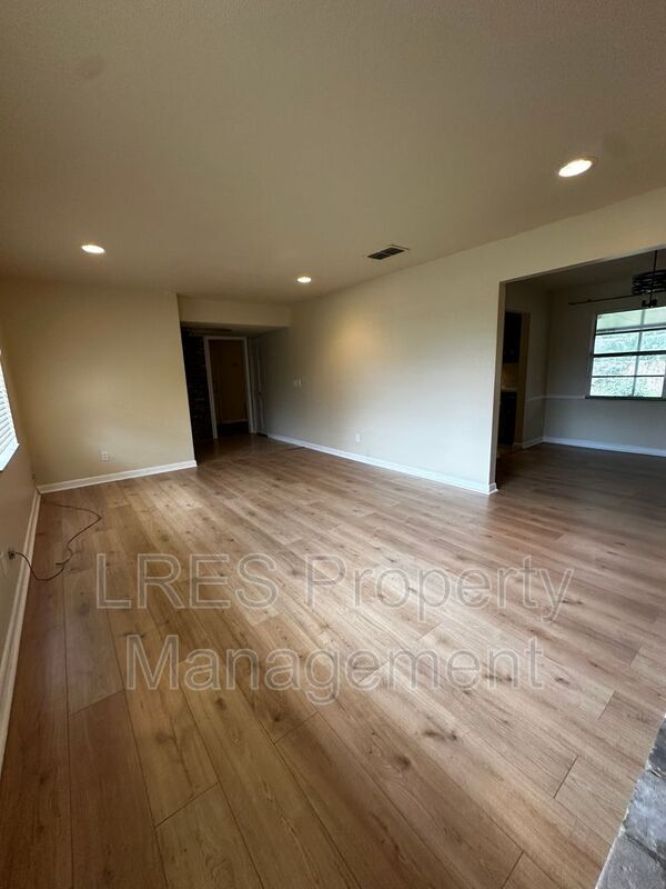 Building Photo - 2719 Merrie Oaks Rd