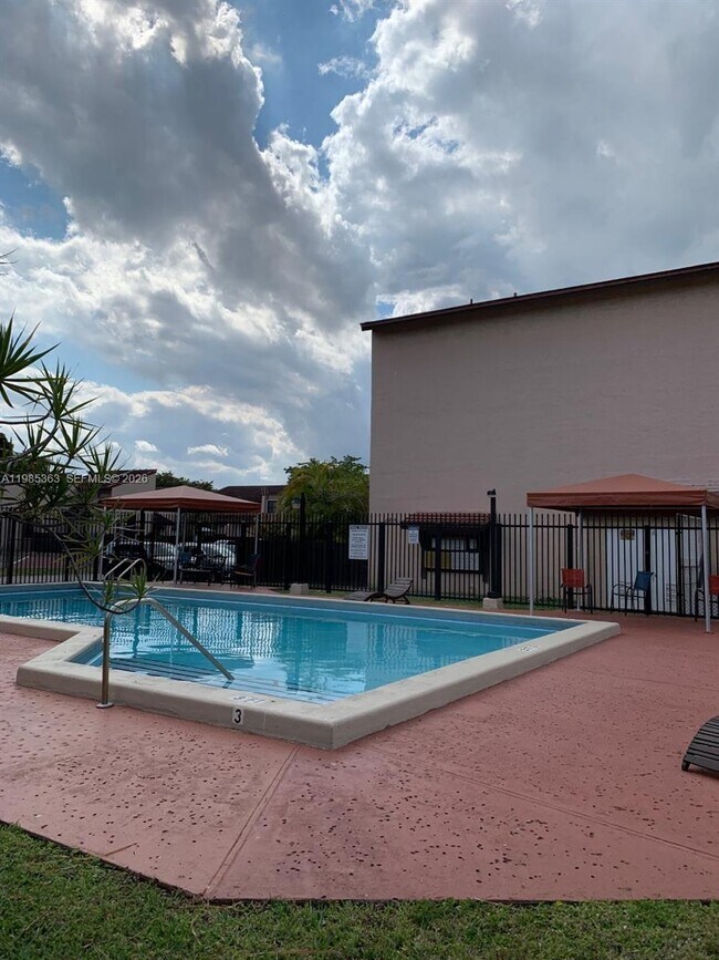 Foto del edificio - 425 W Park Dr