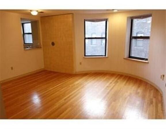 Building Photo - 108 Gainsborough St
