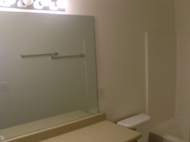 Foto del edificio - COMING IN AUGUST! Nice 4-bed Townhouse in ...
