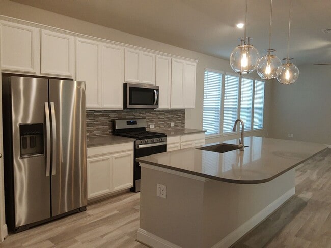 Foto del edificio - Brand New 3 Bedroom ~ Single Story ~ Located off Loop 1604 and Redland Rd.