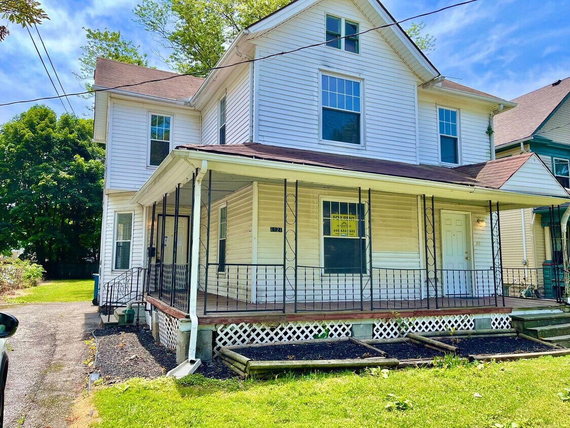 4 Bed 1.5 Bath Lorain House Rental in Lorain, OH