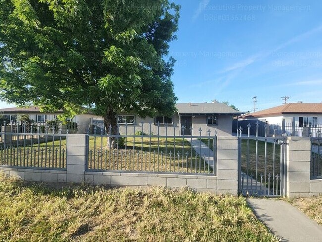 Building Photo - 3 bedroom 2 Bathroom home in a great locat...