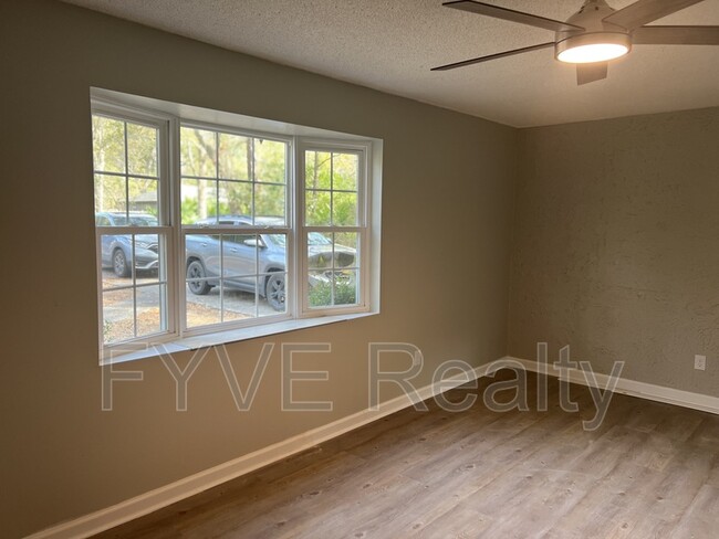 Foto del edificio - 13 Indian Trail
