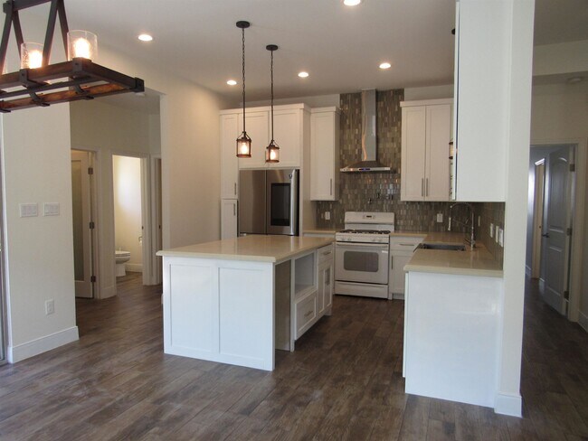 Building Photo - 2419 Messi St