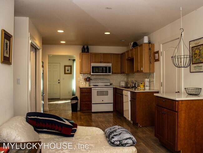 Building Photo - 3 br, 2 bath House - 3120 NE Wells Acres Rd.
