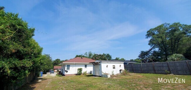 Building Photo - 210 Oak Crest Dr-