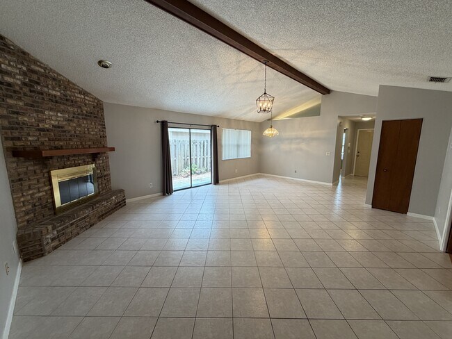 Foto del edificio - 3 Bed/2 Bath
