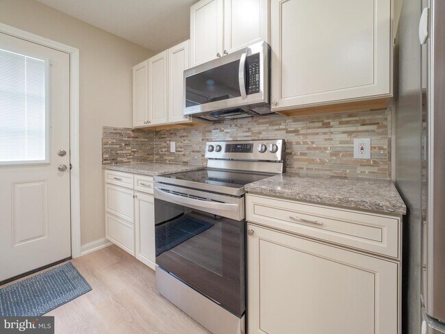 Building Photo - 314 Elmwood Dr