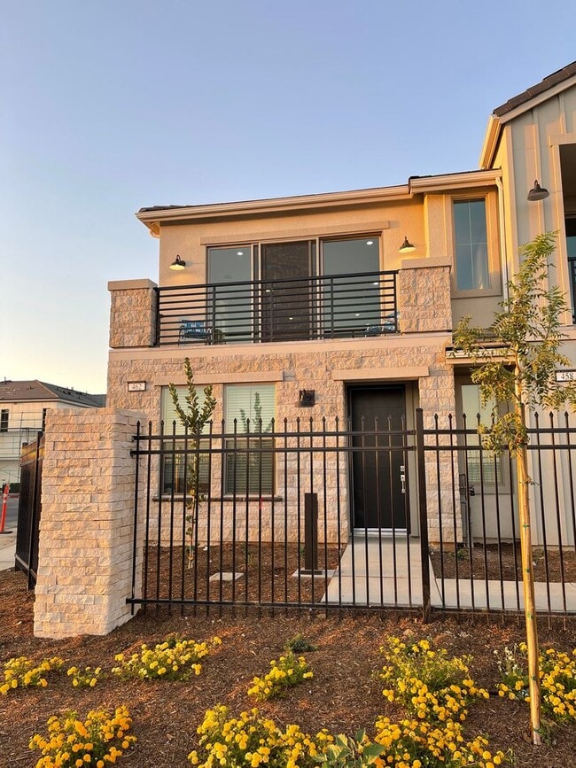 Building Photo - 462 W Mahogany Ln