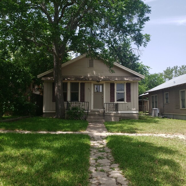 Building Photo - 817 Porter St