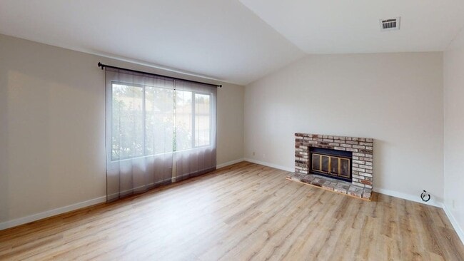 Building Photo - Charming 3BR/2BA Home with Oversized Fenced Yard in Prime Petaluma Location