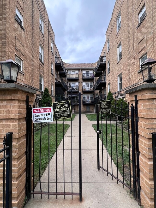 Building Photo - 4814 N Avers Ave