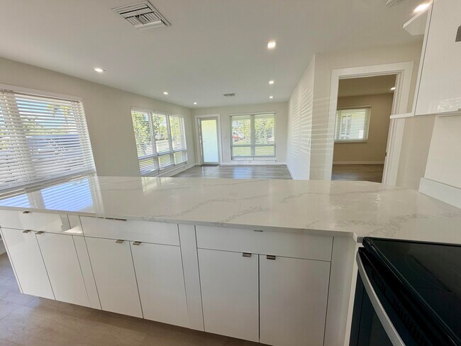 Foto del edificio - 2070 NE 56th St