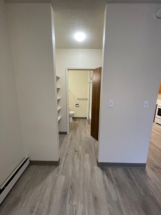 Photo du bâtiment - 13516-102 102 St NW