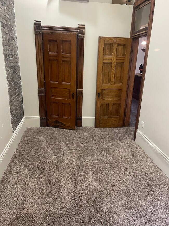 Carpeted bedrooms - 208 S Washington Sq
