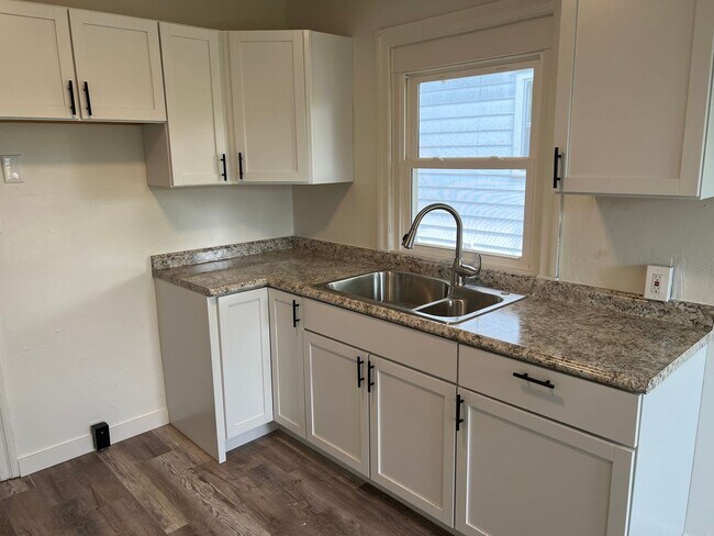 Building Photo - 2 bedroom 1 bath house