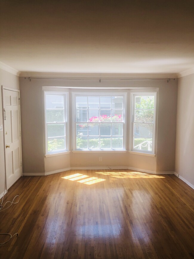 Foto del edificio - 221 S Elm Dr