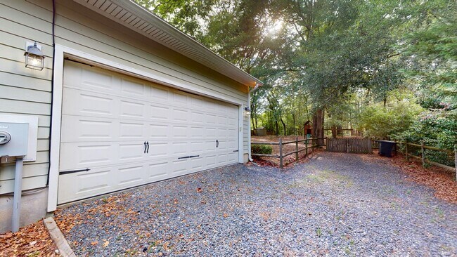 Building Photo - Cottage Style home less than one mile from...