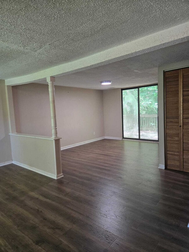 Building Photo - Charming 2-Bed Gem on Ashmore Ave