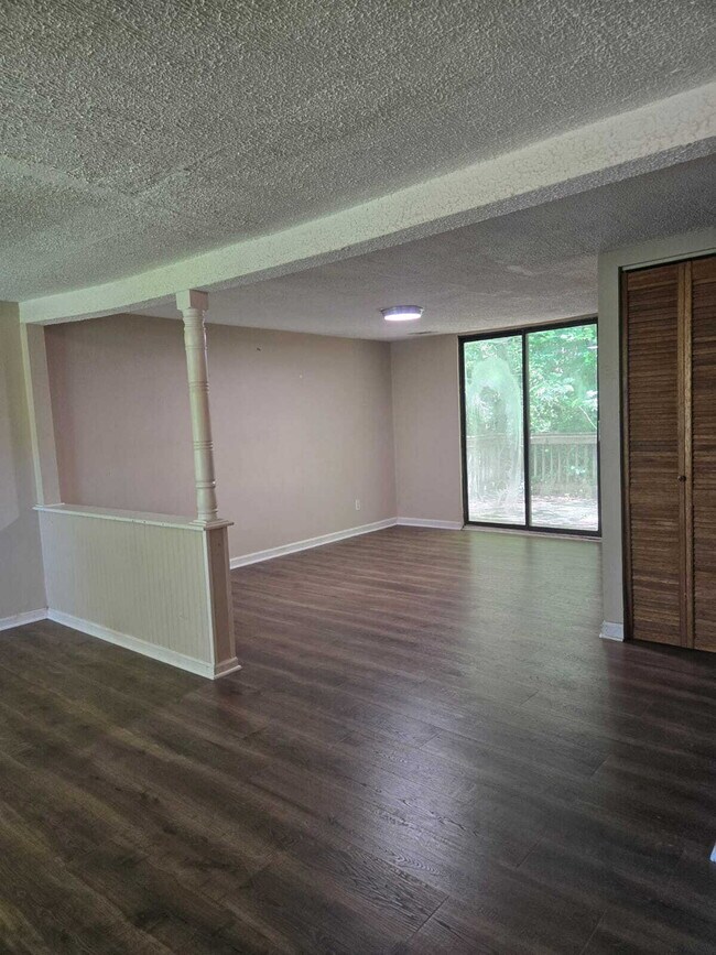 Foto del edificio - Charming 2-Bed Gem on Ashmore Ave