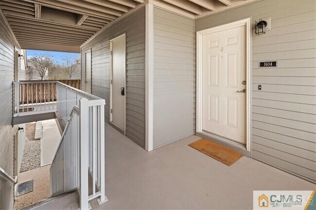 Building Photo - 1604 Ravens Crest Dr
