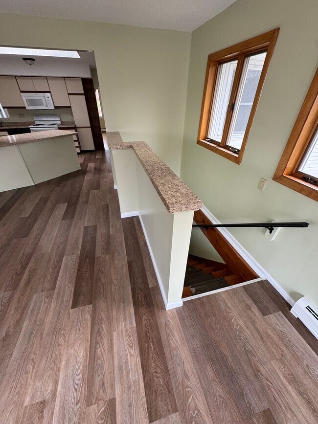 Foto del edificio - Upgraded 3 Bedroom Home with Garage and Basement