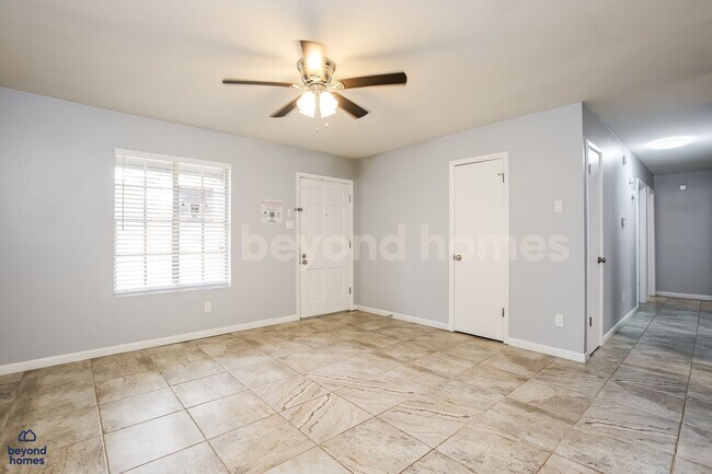 Foto del edificio - Charming 3 BR Brick Home with Upgraded Kitchen, Stone Fireplace & Sunroom in Little Rock