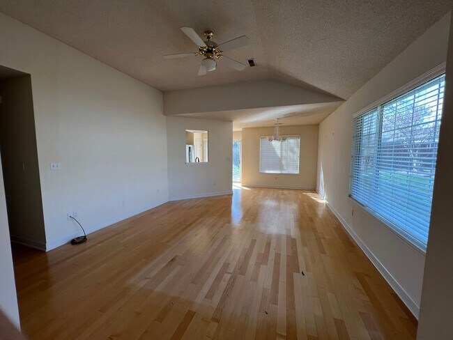 Building Photo - 609 Heidman