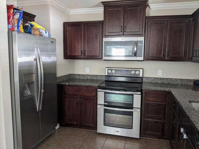 Building Photo - Available June 1st!!! $1750 a month!!!