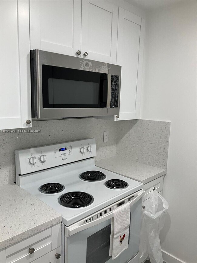 Foto del edificio - 8305 SW 72nd Ave
