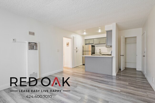 Building Photo - ~1 Month FREE~ Fantastic Top Floor One Bed...