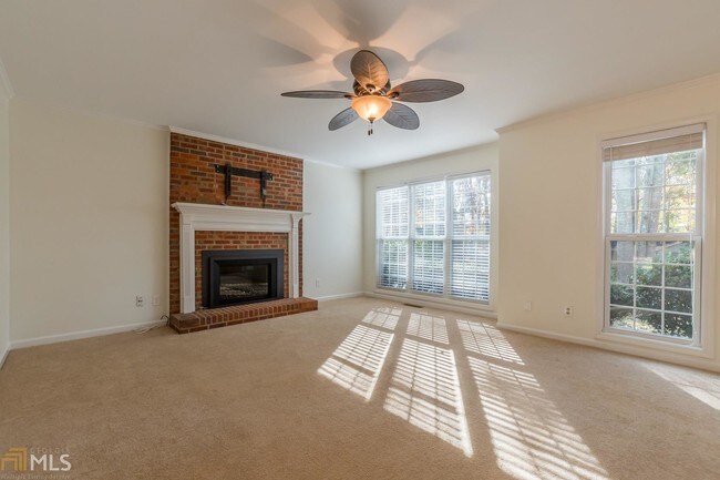 Foto del edificio - 215 Shady Grove Ln