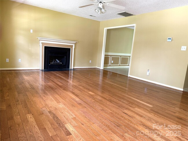 Building Photo - 8804 Clifton Meadow Dr