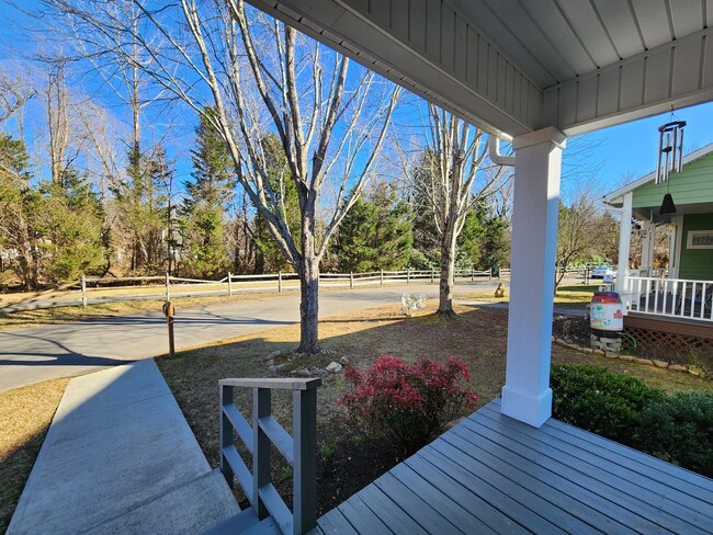 Foto del edificio - Black Mountain Rental-Cotton Creek Neigbor...