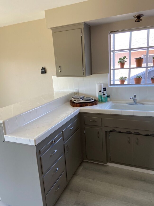 Building Photo - Tahoe Park East - 3 Bdrm, 1.5 bath