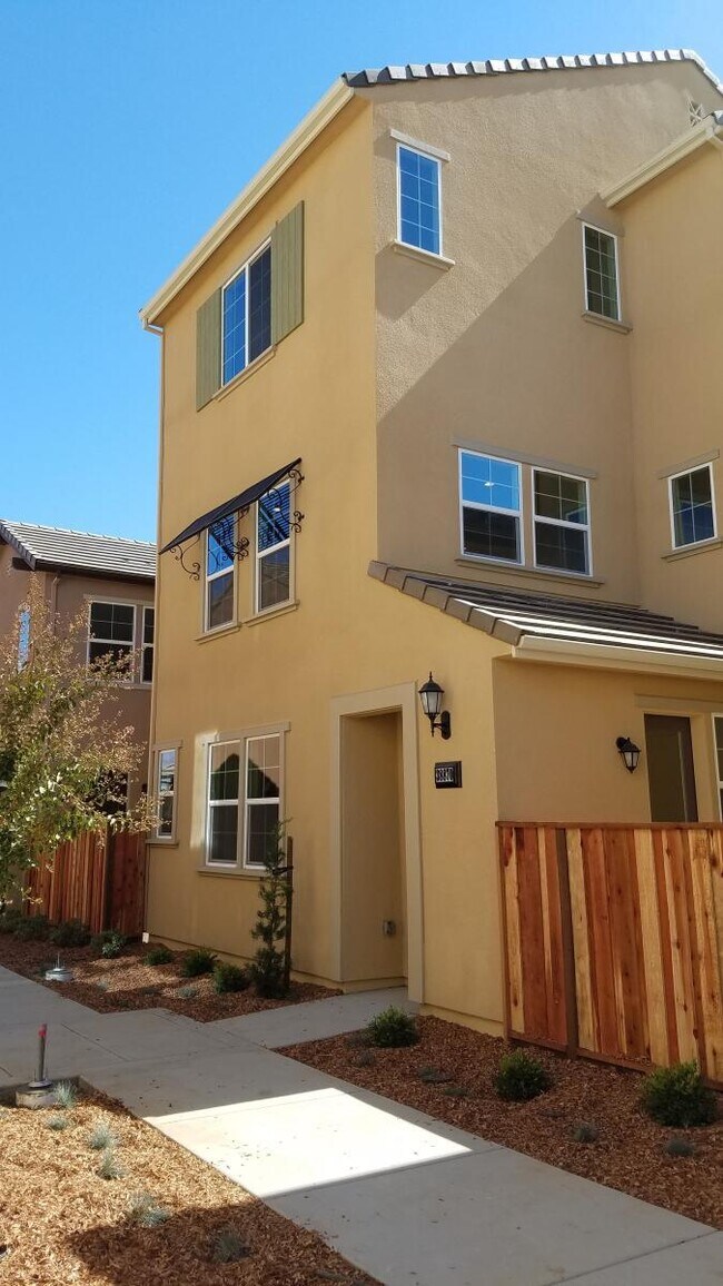 Foto del edificio - 4 bedroom in Newark CA 94560