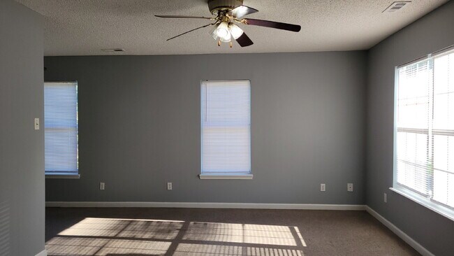 Foto del edificio - Section 8 Accepted!!!  "3-Bed Retreat on M...