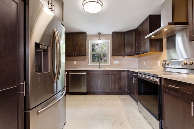 Foto del edificio - Beautifully Renovated Home Available for M...