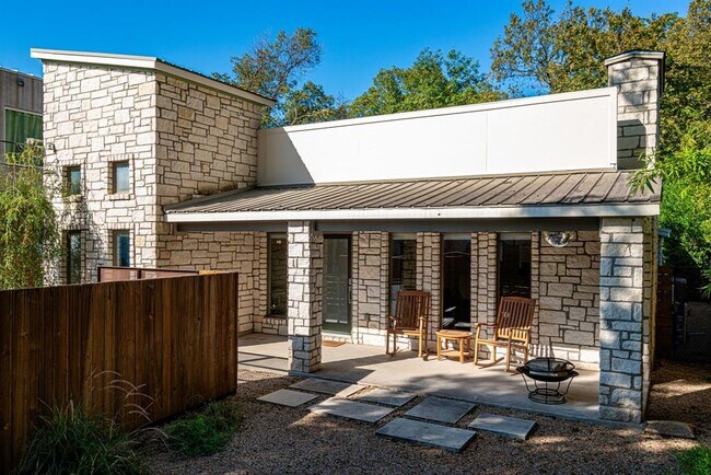 Building Photo - 72 San Saba St