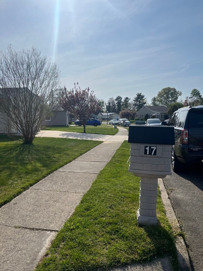 Building Photo - 17 Thornbury Pl