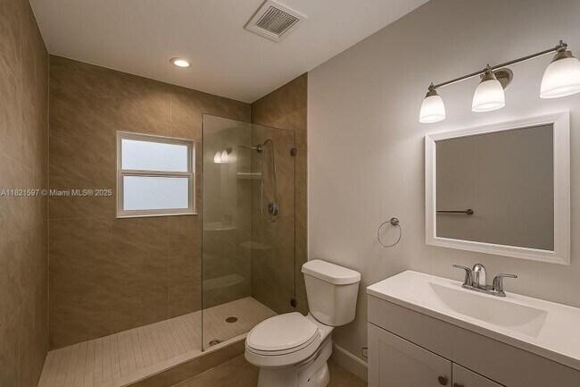 Building Photo - 3 bedroom in Hallandale FL 33009