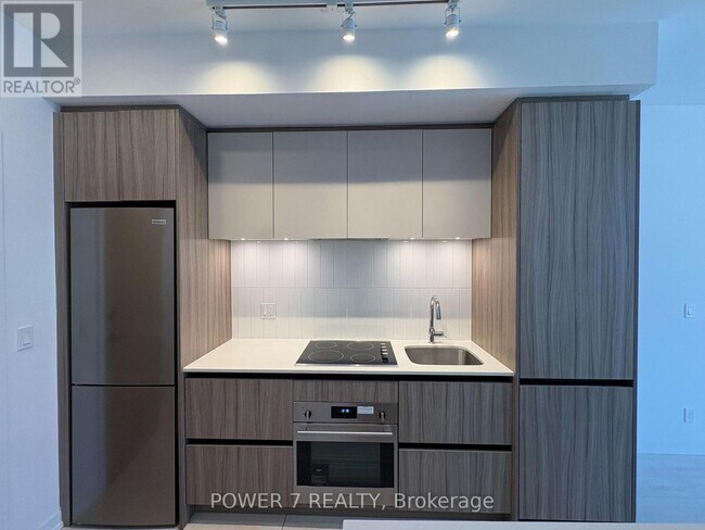 Photo du bâtiment - 8 Beverley Glen Blvd