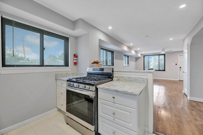 Foto del edificio - 41 Tuckerman St NW