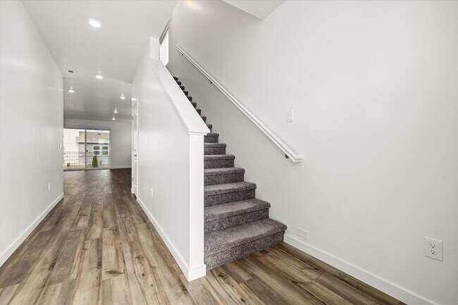 Foto del edificio - BRAND NEW Stunning 4-Bed, 3-Bath Townhome ...