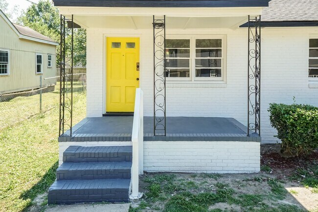 Building Photo - Newly Renovated Two Bedroom Home!