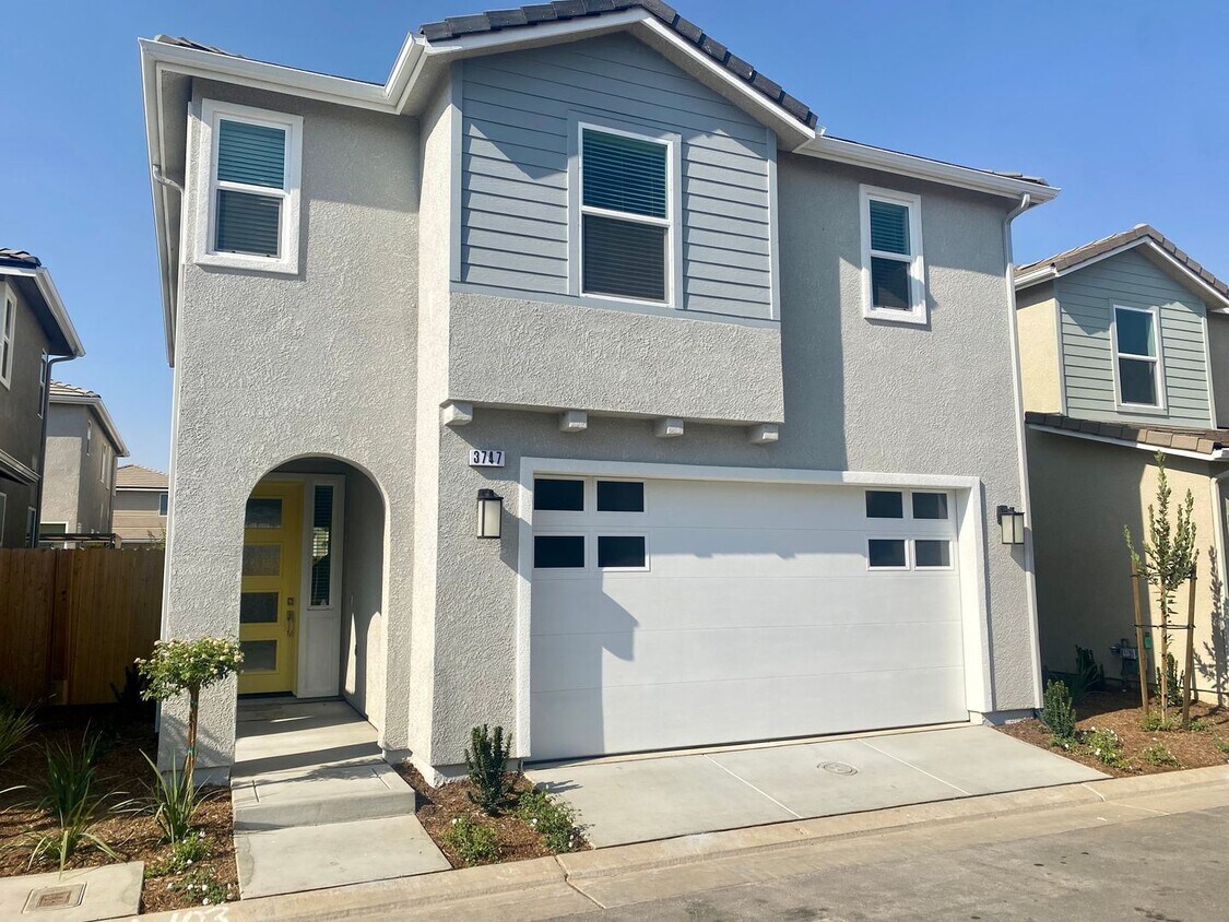 3 br, 2.5 bath House 3747 Parkstone Way House for Rent in Clovis