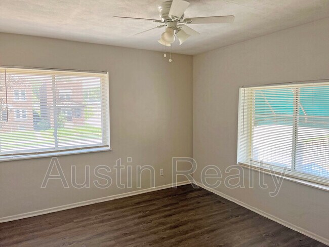 Building Photo - 2727 Hampton Ave